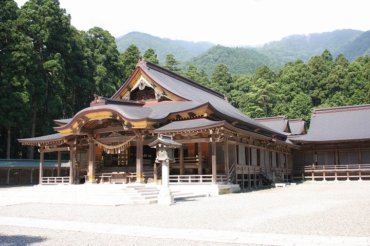 彌彦神社 拝殿